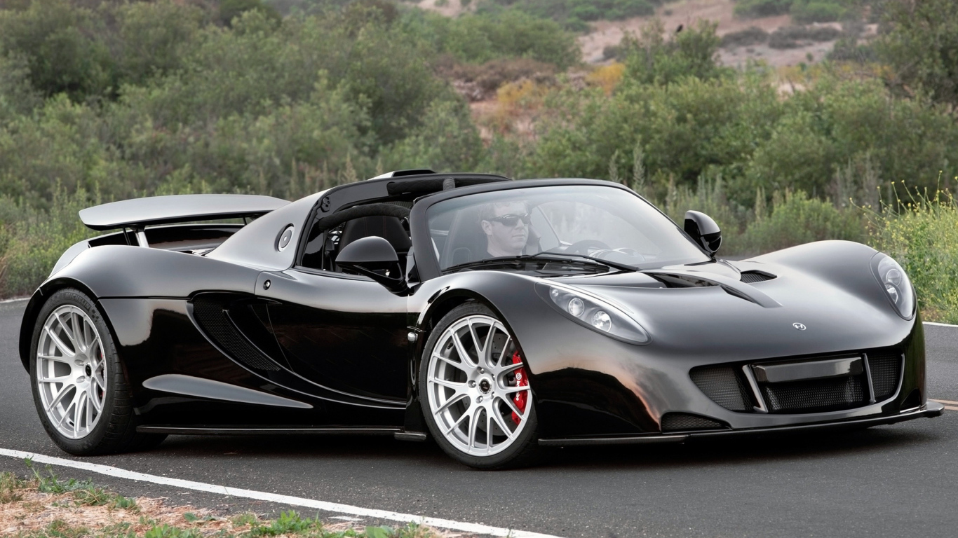 Черный спортивный суперкар Hennessey Venom GT на трассе