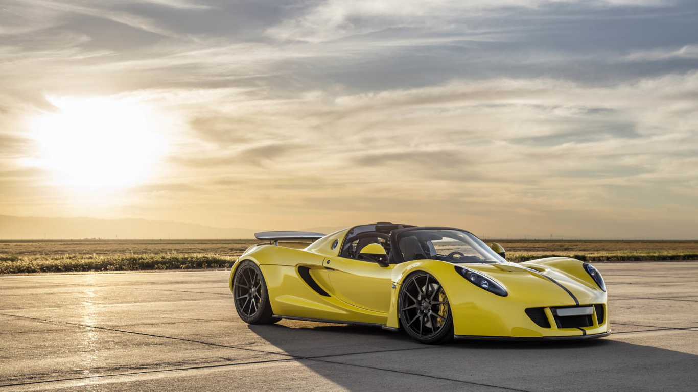 Автомобиль Hennessey Venom GT на фоне солнца в небе