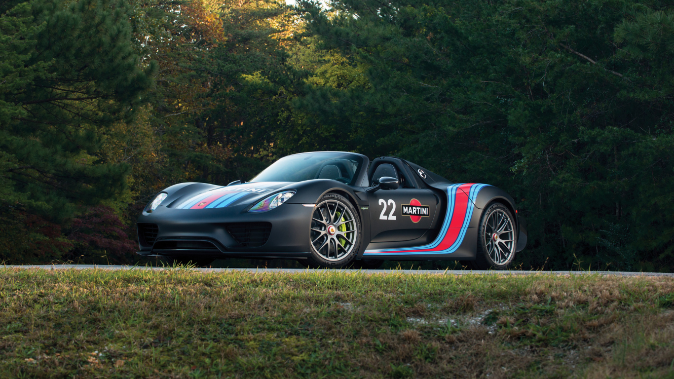 Спортивный автомобиль Porsche 918 Spyder Weissach Package с логотипом Martini Racing 
