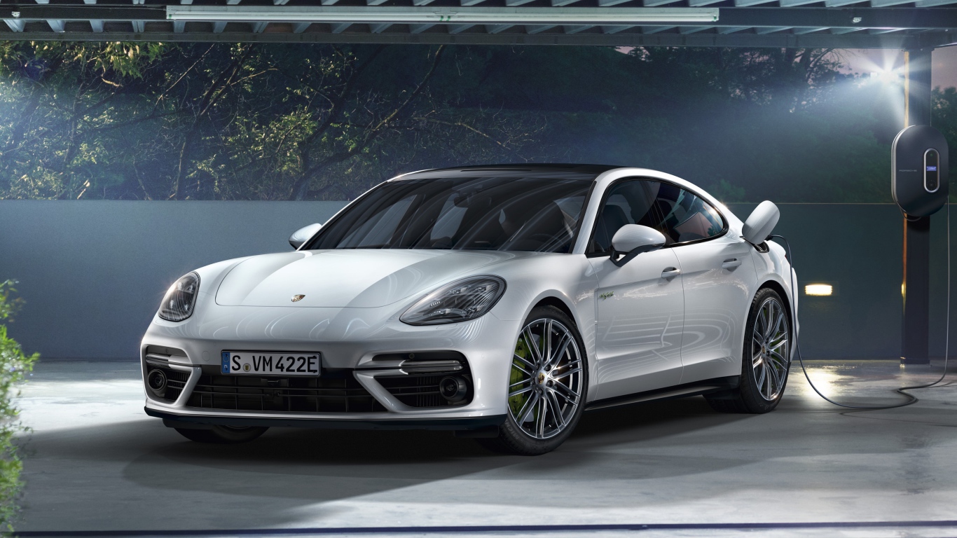 Белый новый автомобиль Porsche Panamera Turbo S E-Hybrid, 2018