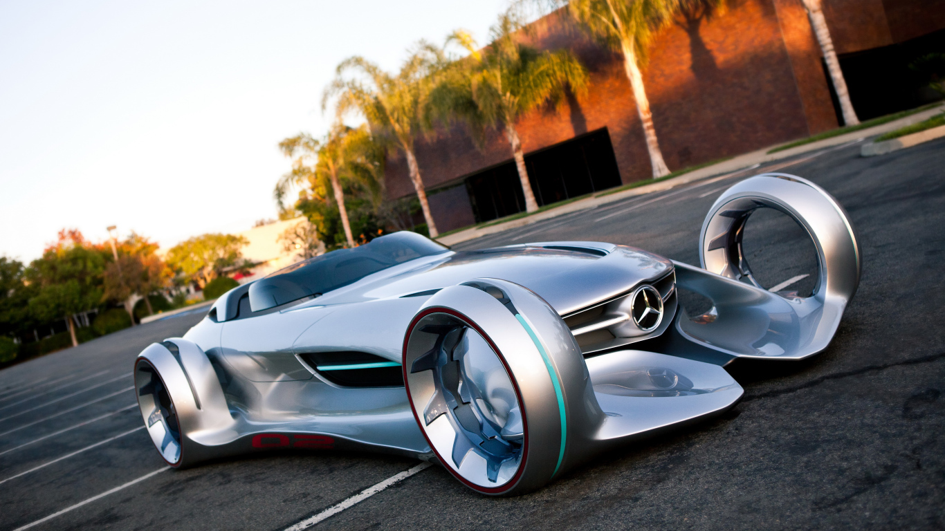 Необычный серебристый автомобиль Mercedes-Benz Silver Arrow Concept