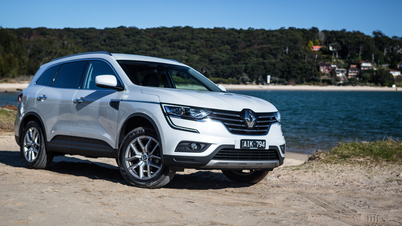 Белый автомобиль Renault Koleos у водоема