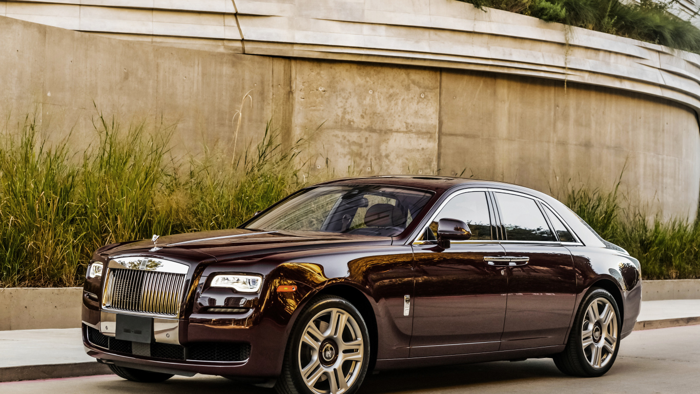 Стильный черный автомобиль Rolls Royce Ghost