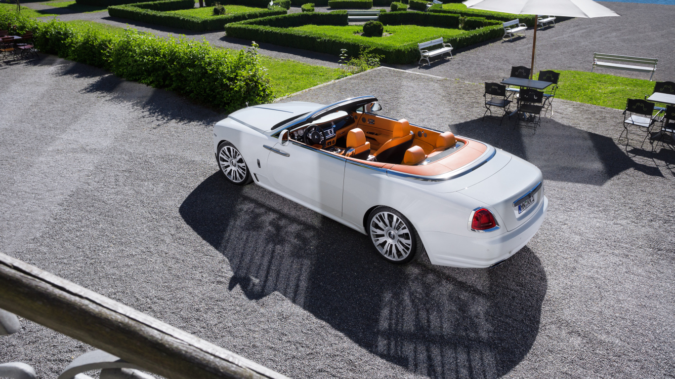 Белый автомобиль Rolls-Royce Dawn вид сверху