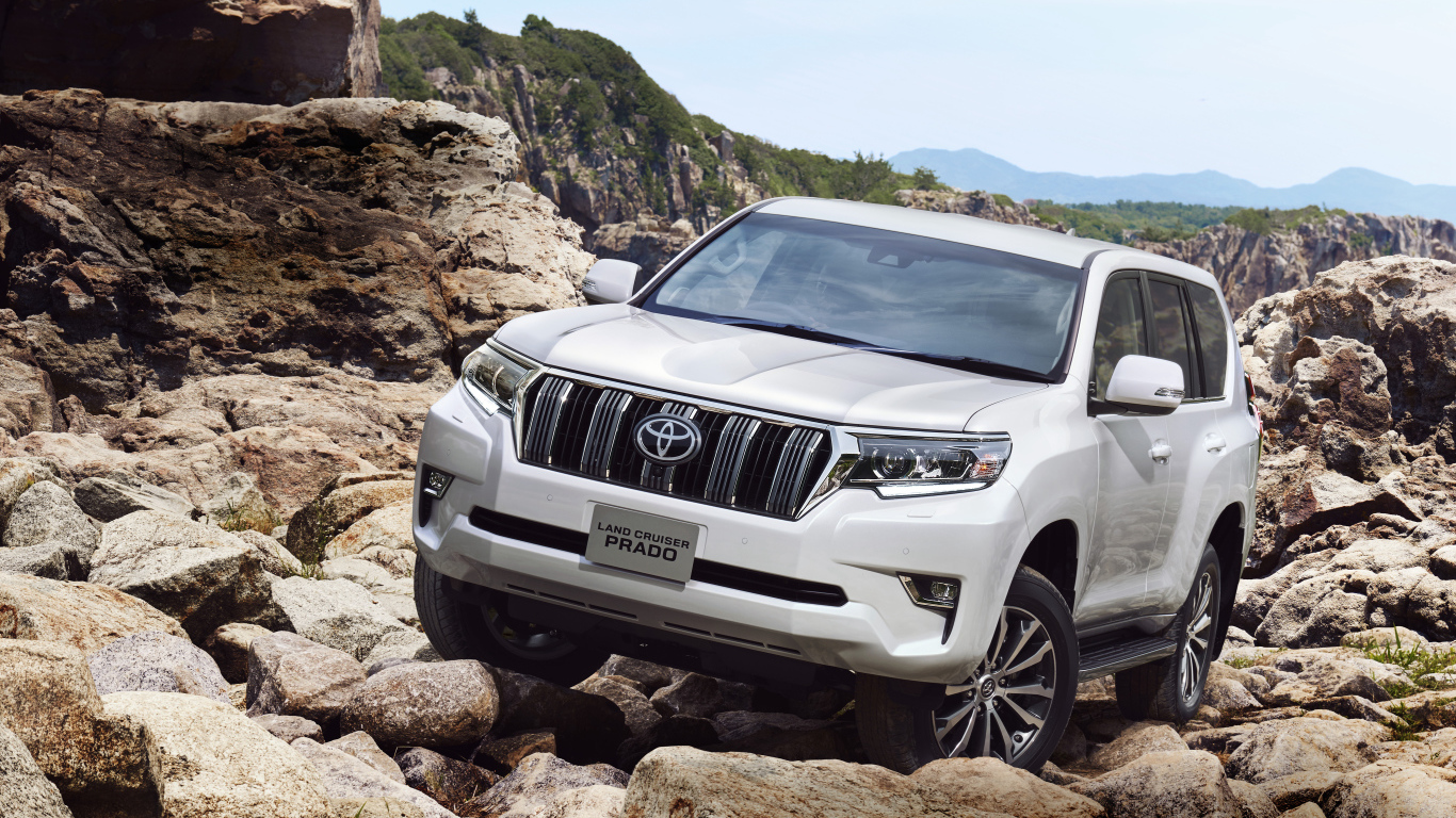 Белый автомобиль внедорожник Toyota Land Cruiser Prado, 2017