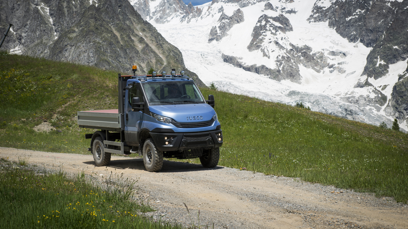Синий грузовик IVECO Daily 55 4x4 Chassis Cab на фоне гор