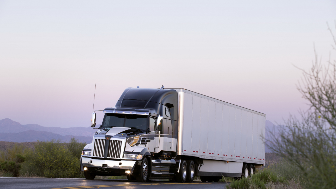 Грузовик Western Star 5700XE на трассе