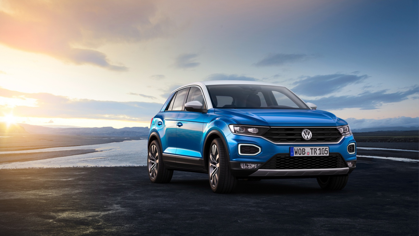 Синий внедорожник Volkswagen T Roc, 2017 на фоне неба