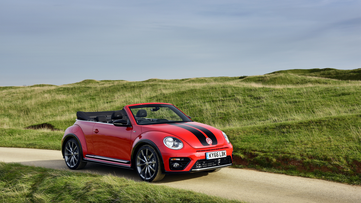 Красный маленький автомобиль Volkswagen Beetle 