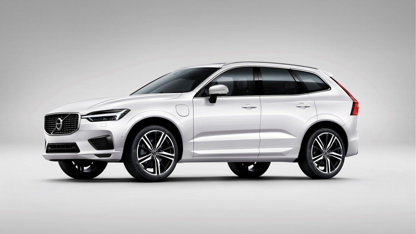 Серебристый  автомобиль Volvo XC60 T8 R Design, 2017 