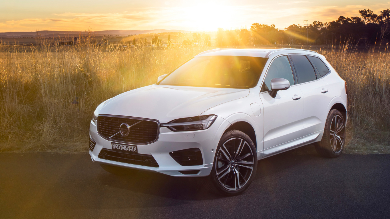 Белый автомобиль Volvo XC60 T8 Inscription, 2018 в лучах солнца