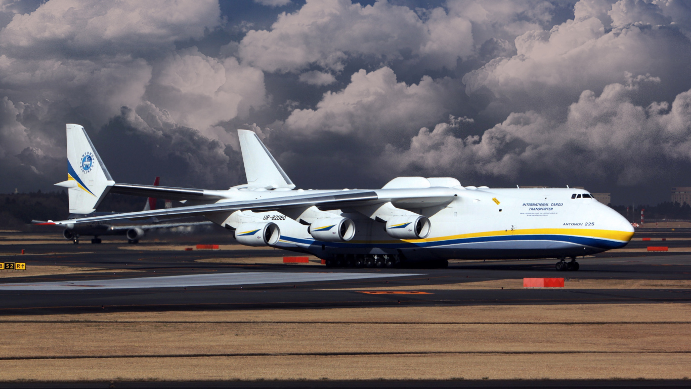 Грузовой самолет Ан 225 Мрия в аэропорту 