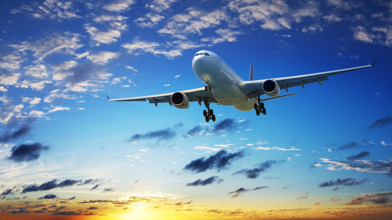 Посадка Boeing на фоне заката