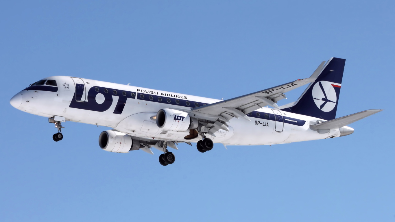 Пассажирский самолет Embraer 175  LOT польских авиалиний 