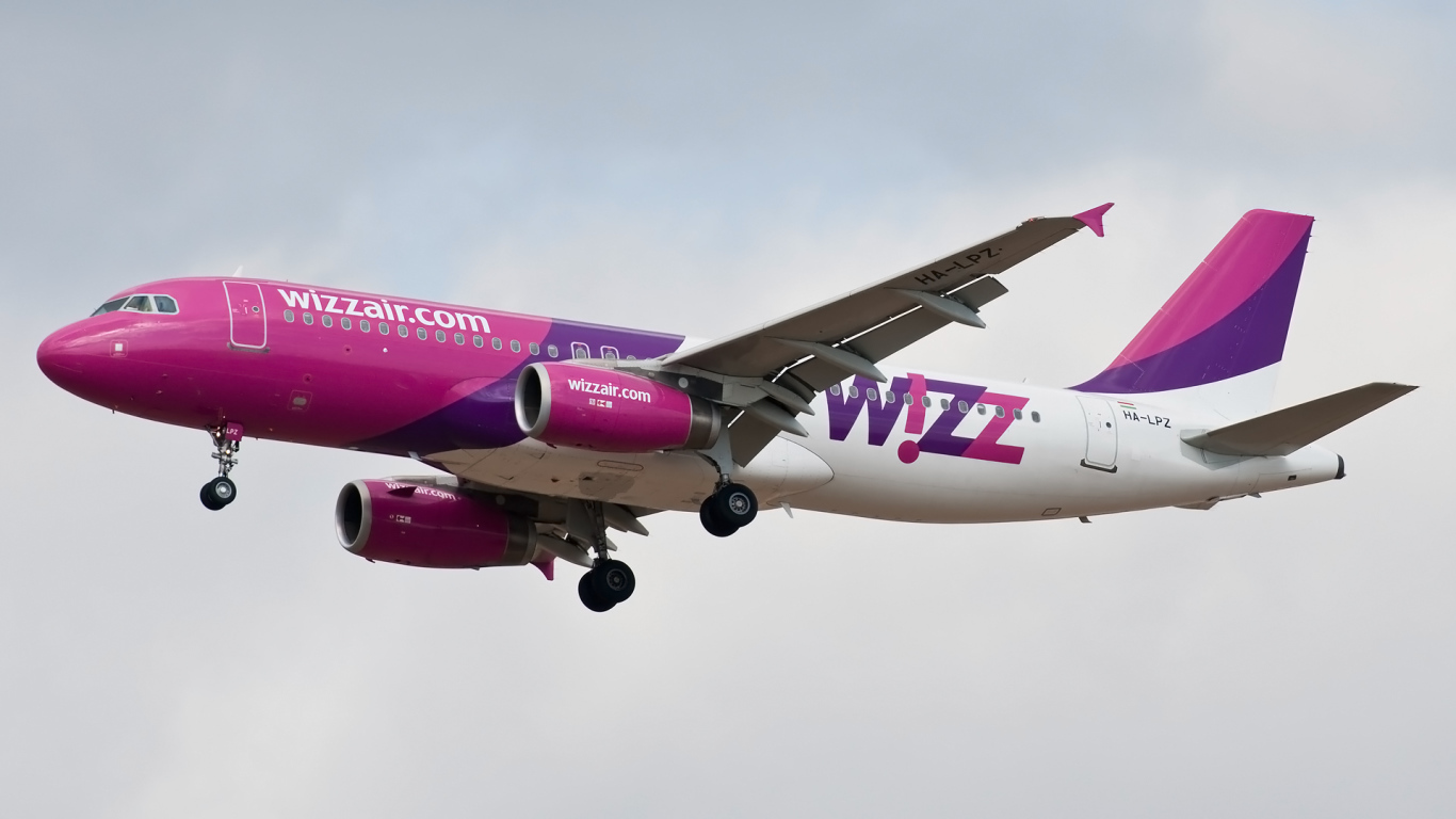 Взлет самолета Airbus авиакомпании Wizz Air  