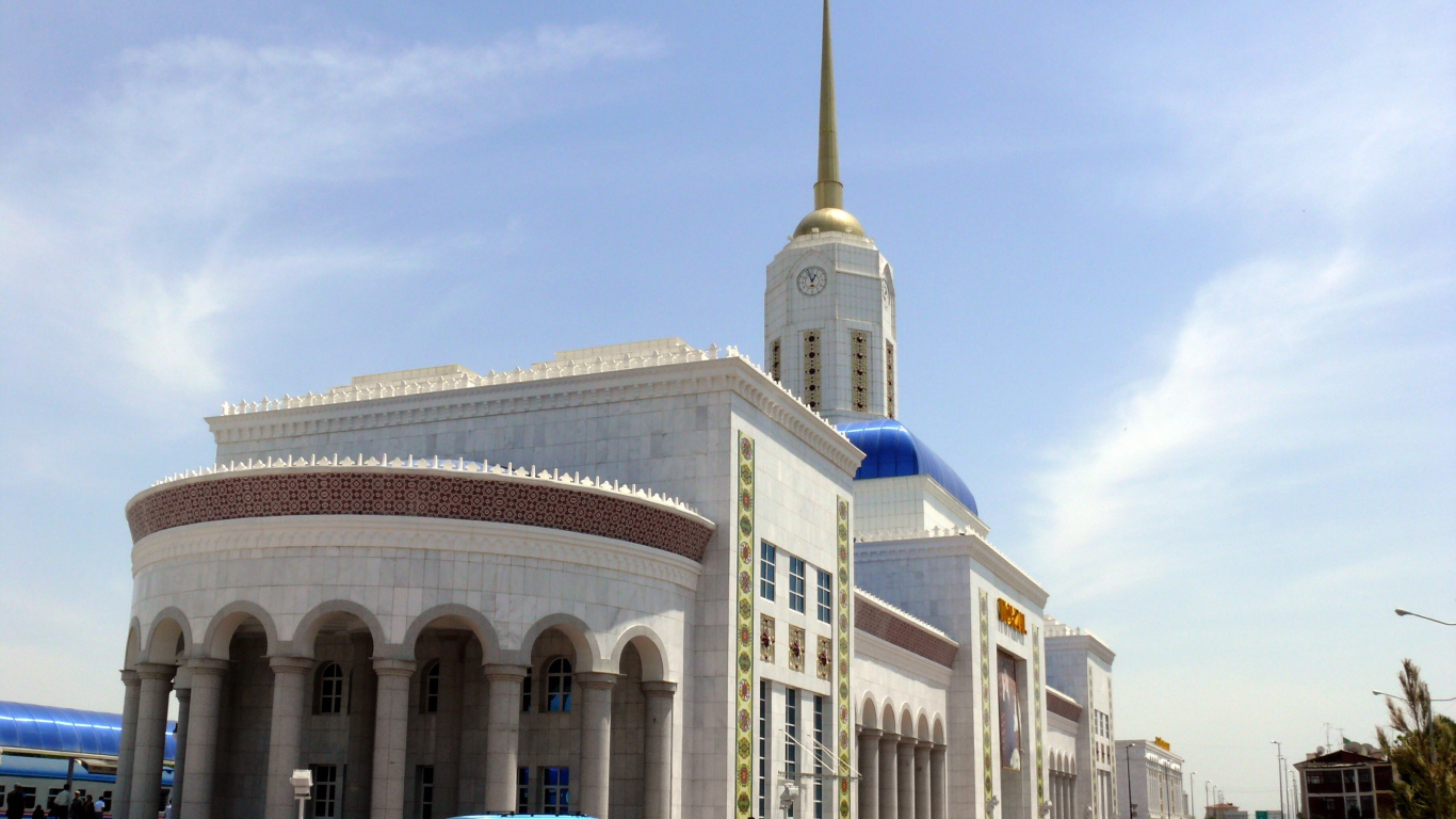 Красивое здание железнодорожного вокзала в Ашхабаде 