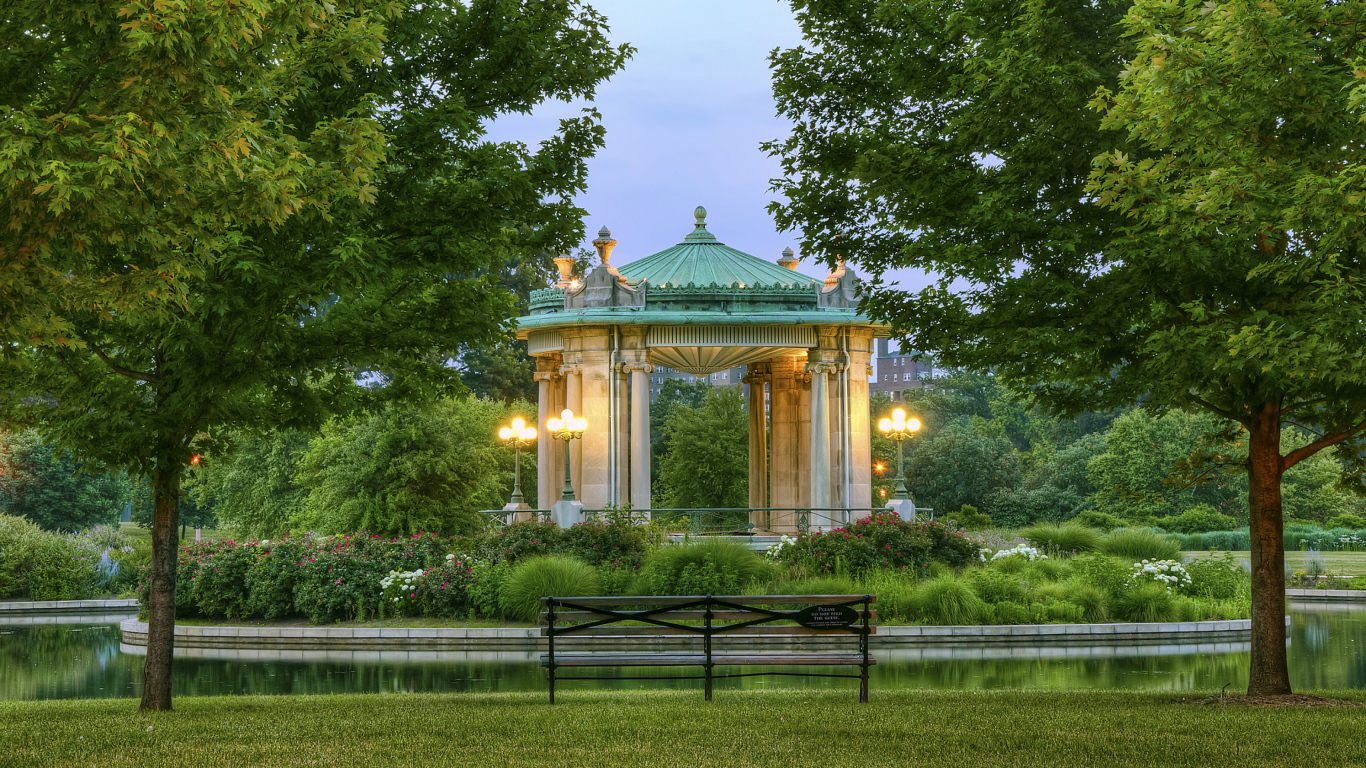 Красивая беседка в городском парке 
