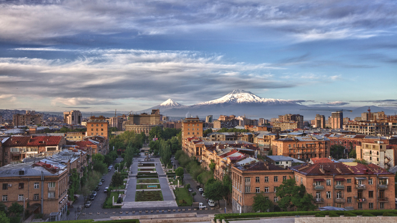 Город Ереван на фоне горы Арарат 