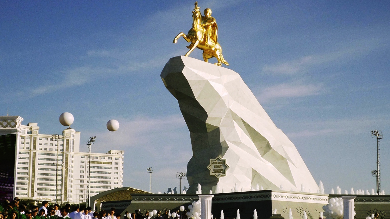 Позолоченный памятник президенту Туркмении город Ашхабад 