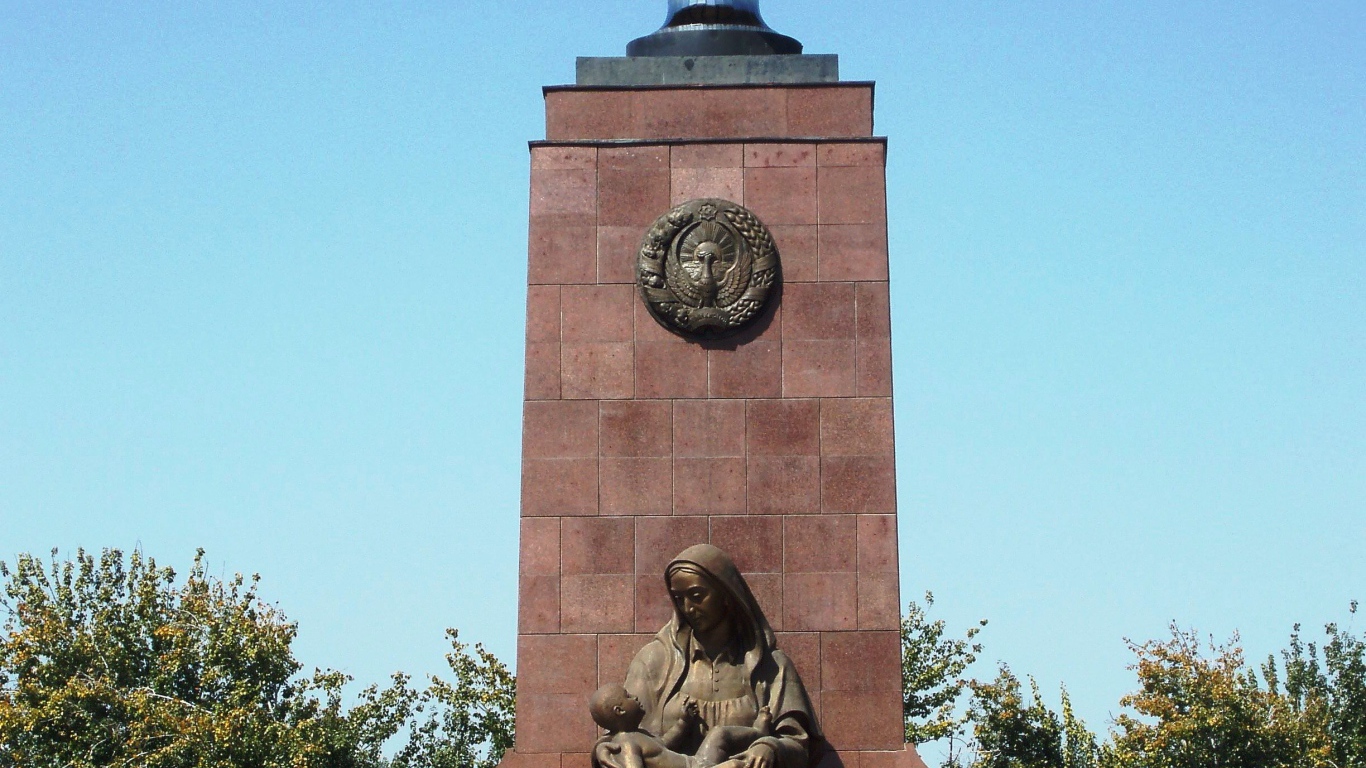 Памятник счастливой матери город Ташкент  