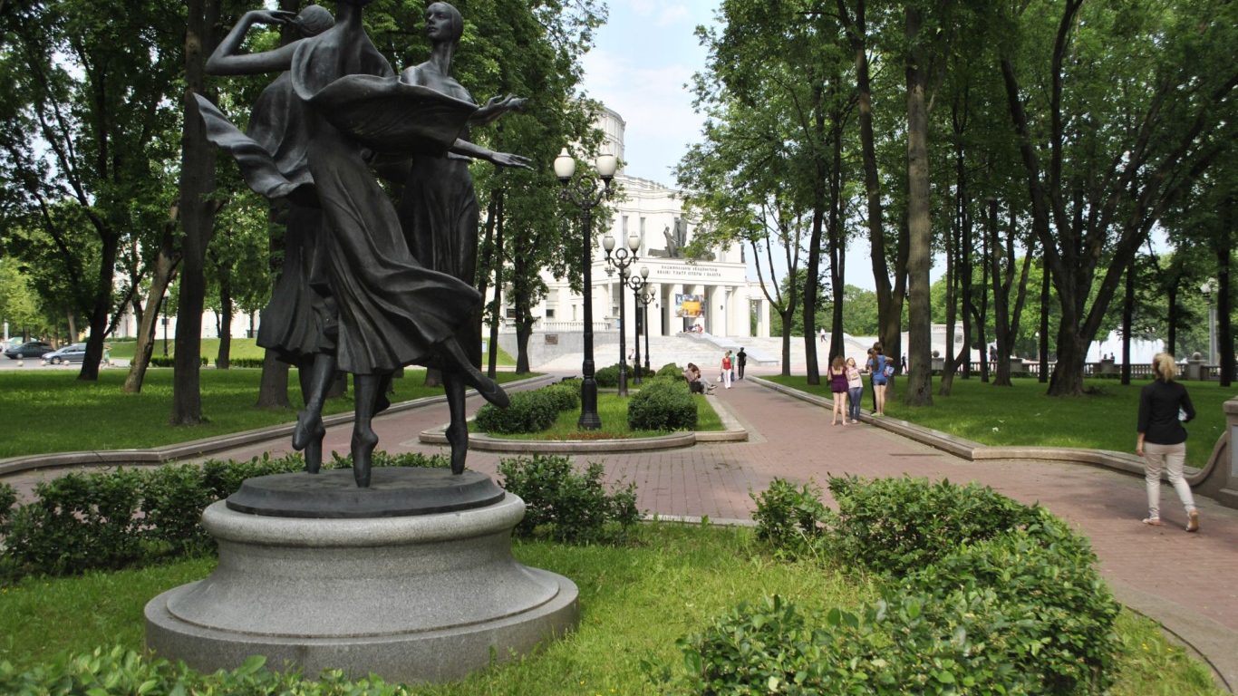 Памятник балеринам в парке имени Янки Купалы город Минск 