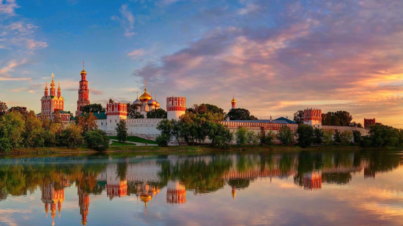 Новодевичий Богородице-Смоленский монастырь на закате, город Москва. Россия 