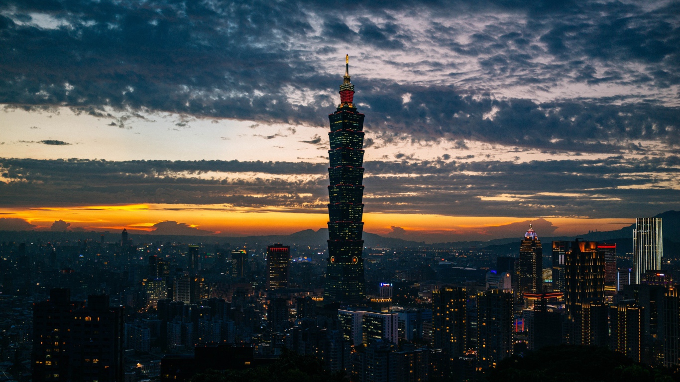 Небоскреб в ночном городе на фоне неба 