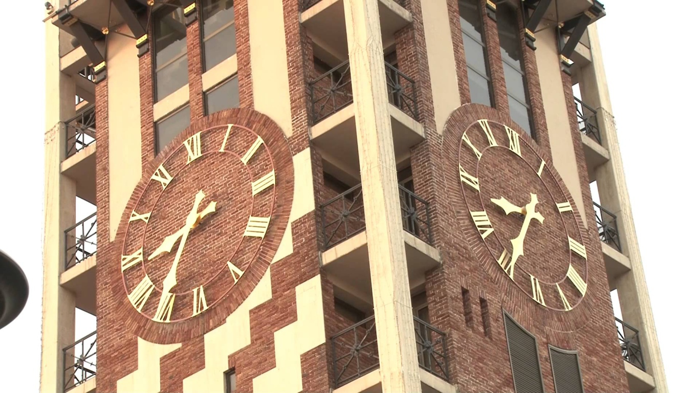 Часы на высотном здании Батуми 