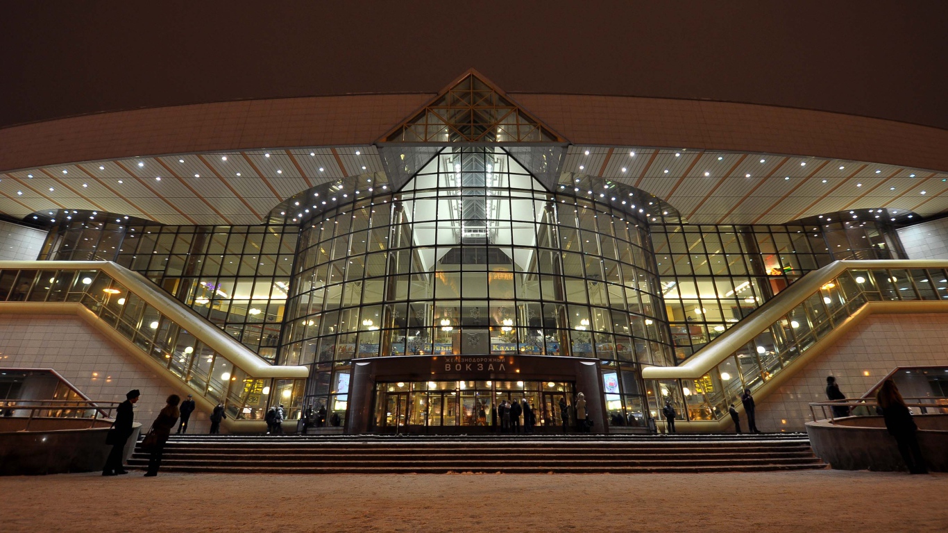 Стеклянный фасад железнодорожного вокзала город Минск  