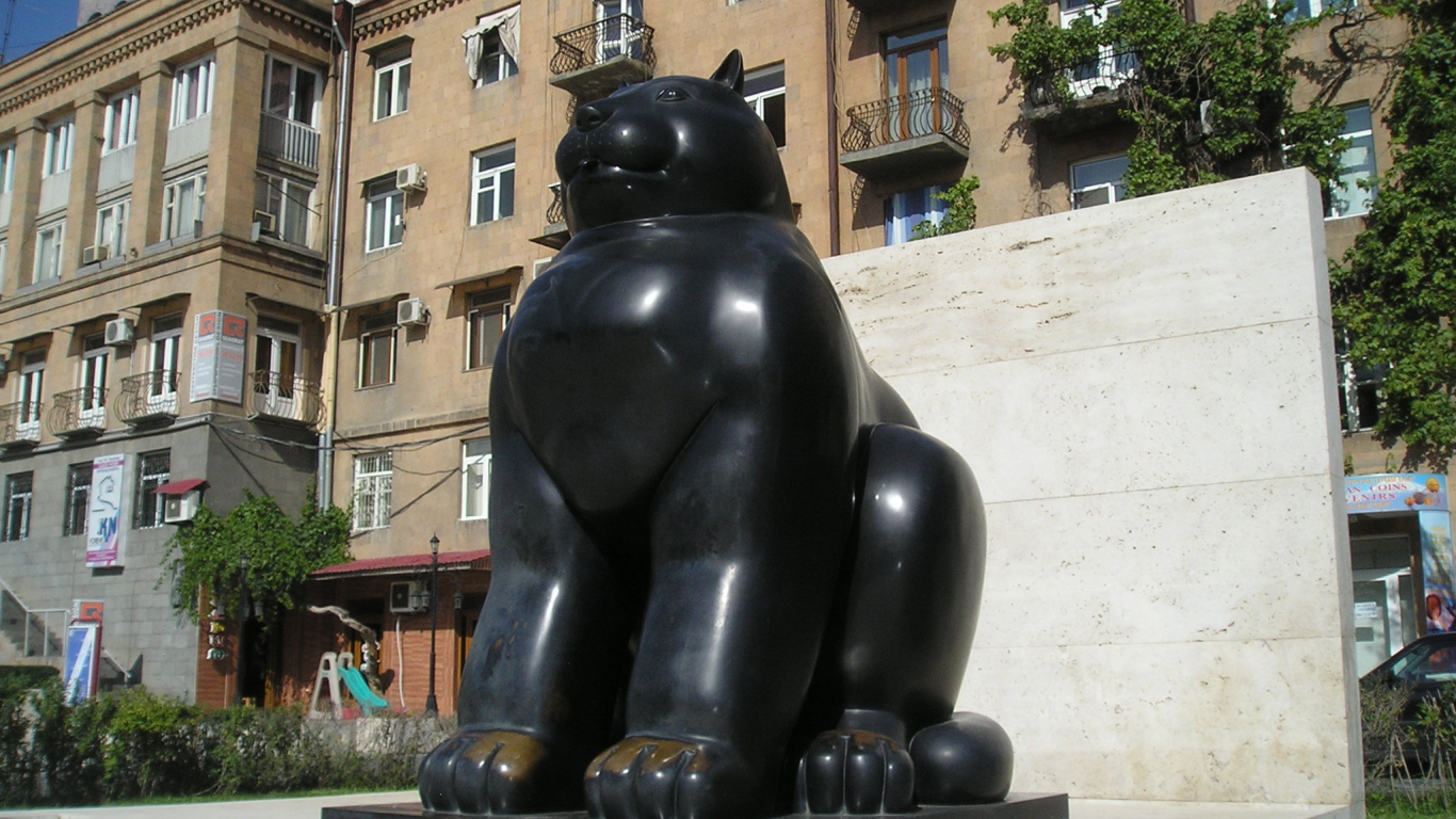 Толстый черный кот памятник в Ереване 