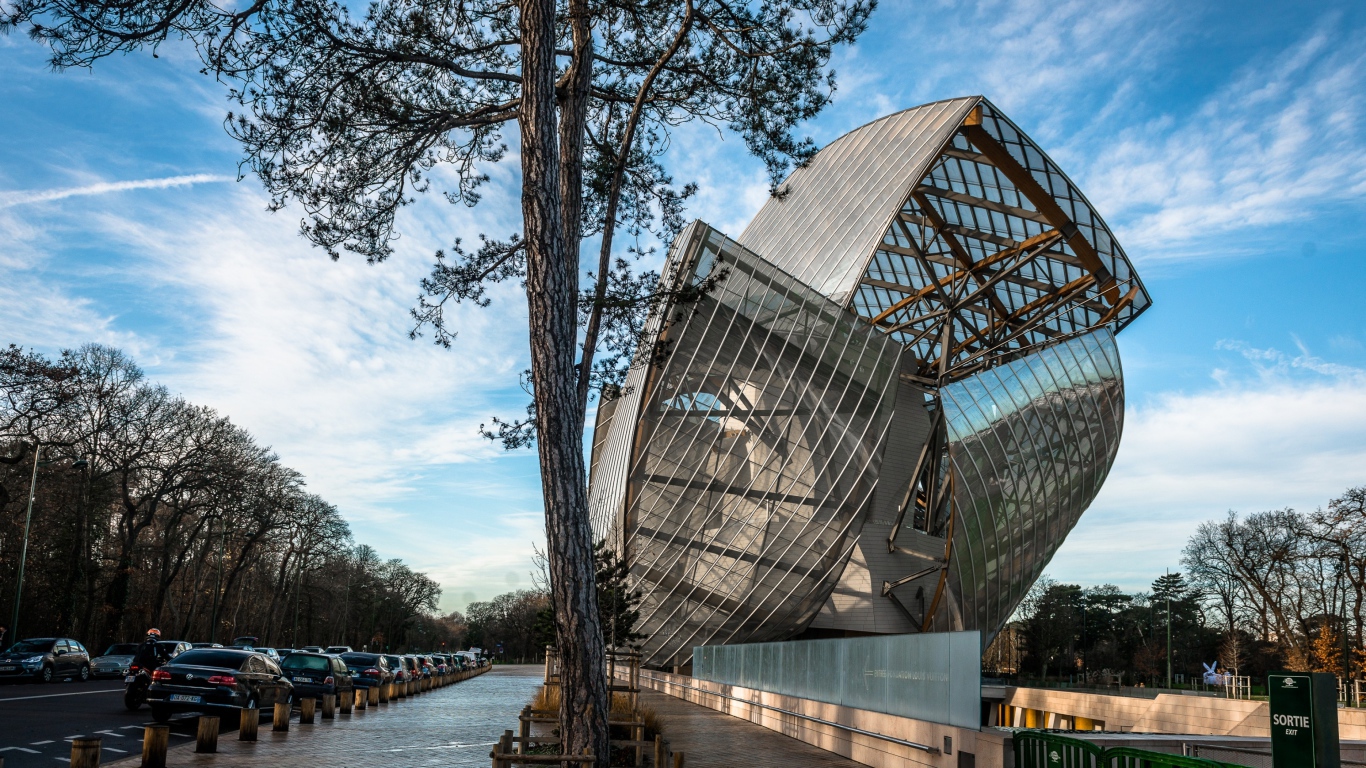 Необычное современное стеклянное здание,  Индия 