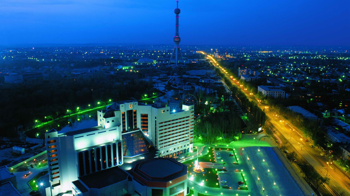 Вид на Ташкент и на ташкентскую телебашню в сумерках 