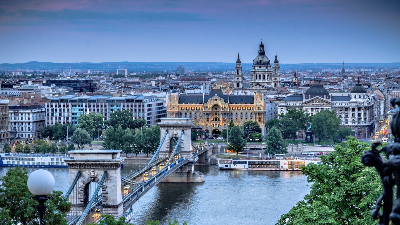 Вид на город Будапешт и на цепной мост, Венгрия 
