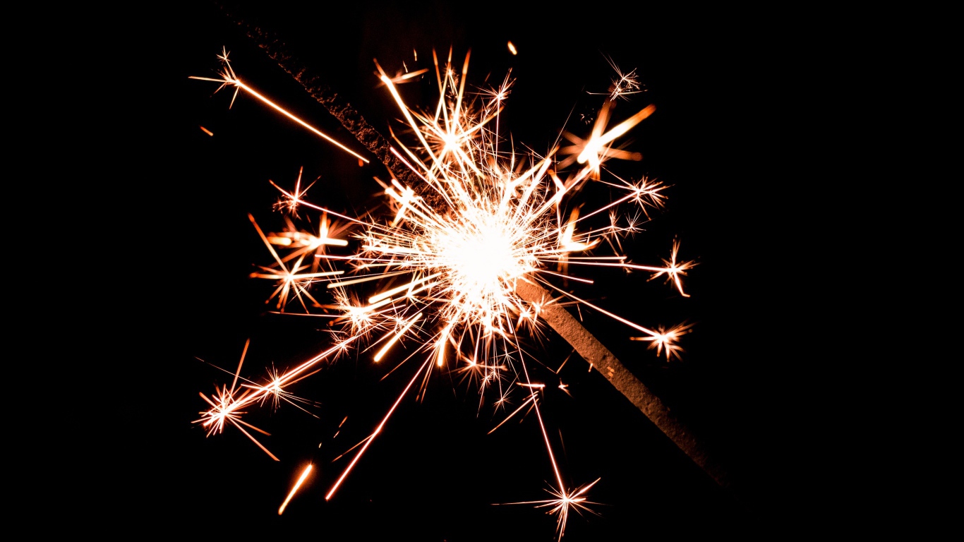 Бенгальский огонь с яркими искрами на черном фоне