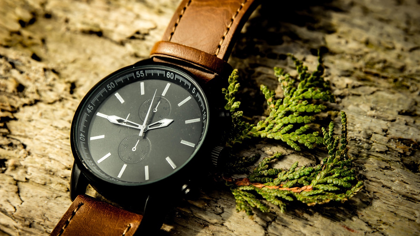 Стильные черные наручные часы с кожаным ремешком 