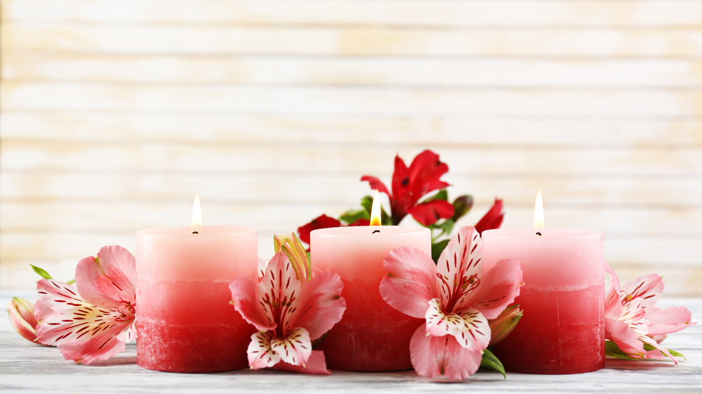 Три розовых свечи с цветами амариллиса