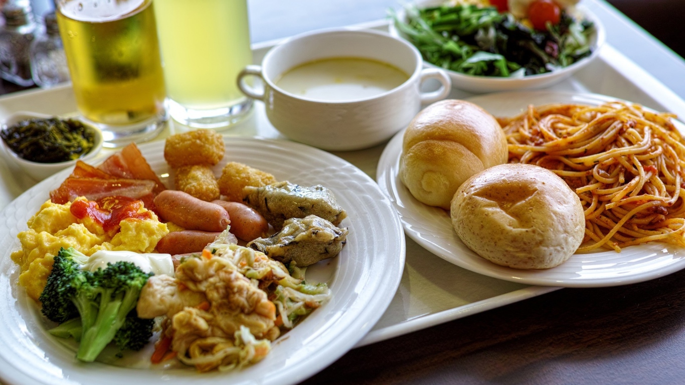 Аппетитный сытный завтрак на белых тарелках