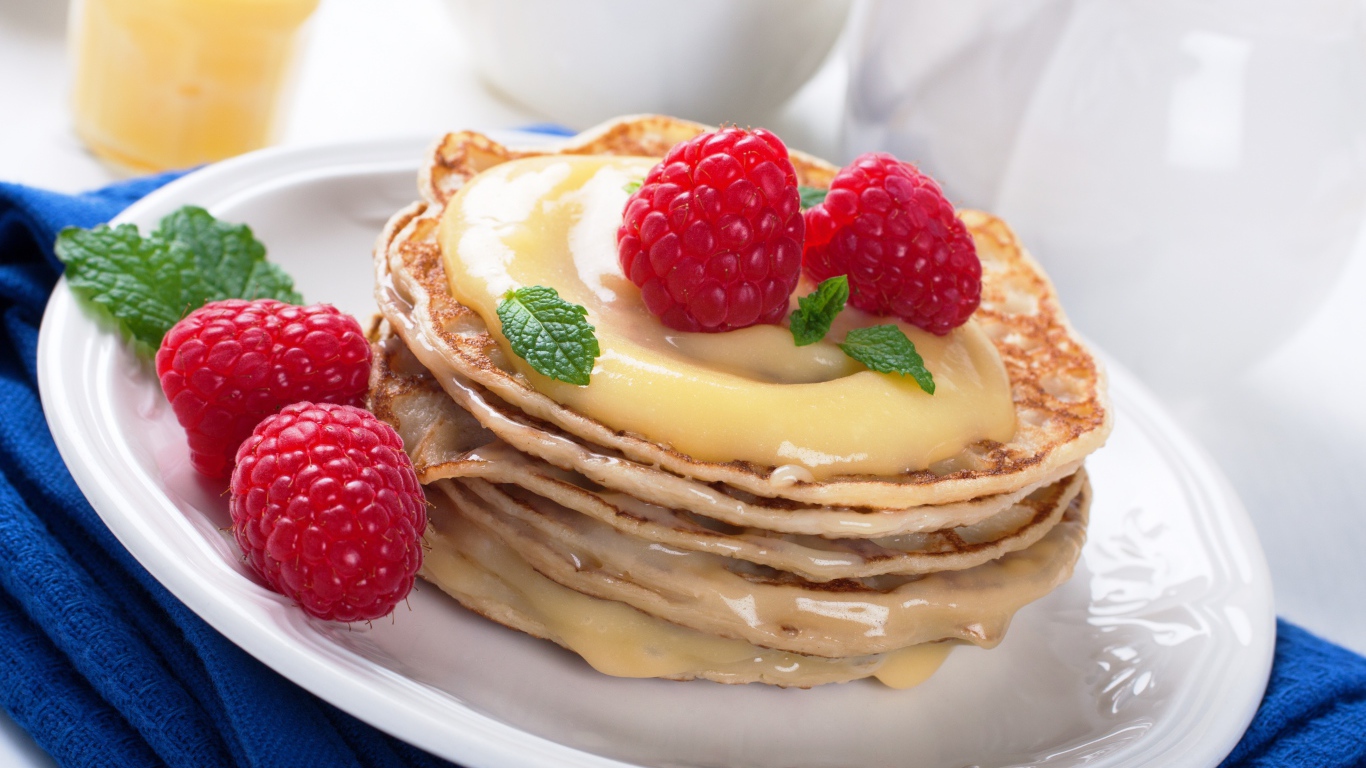 Аппетитные оладьи со сгущенкой и малиной