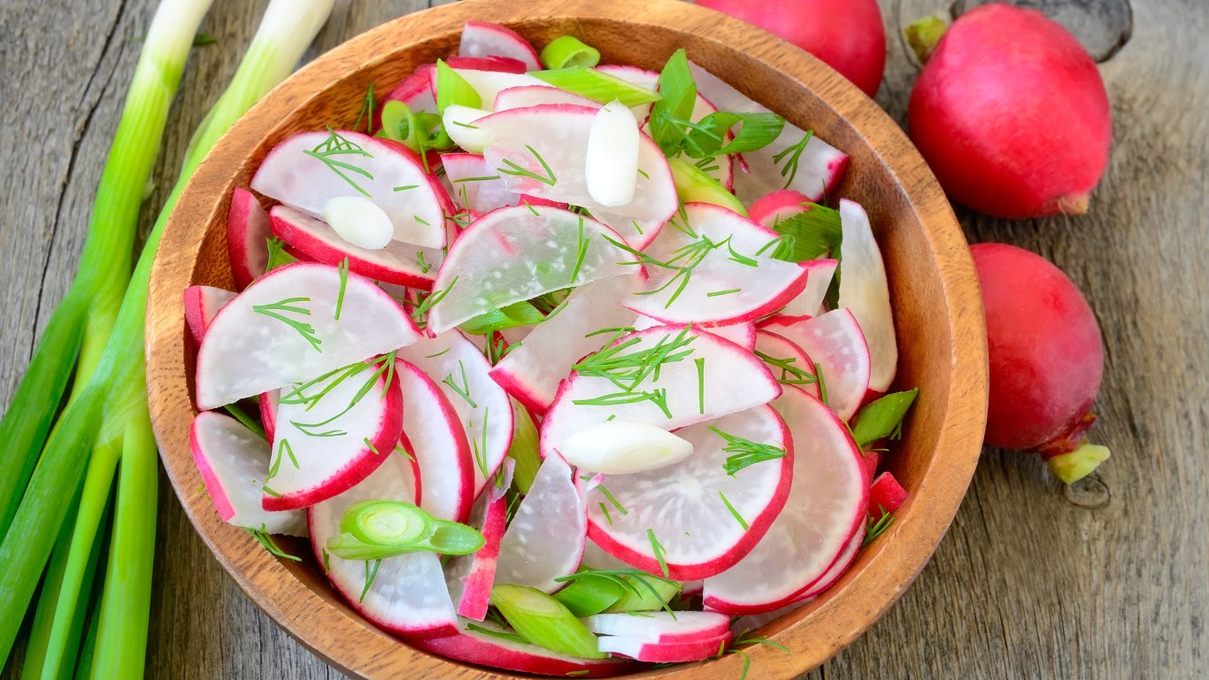 Аппетитный салат со свежего редиса с зеленым луком