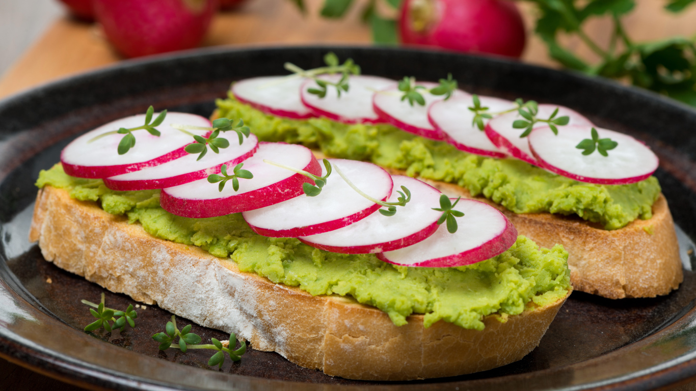 Аппетитный бутерброд с редисом