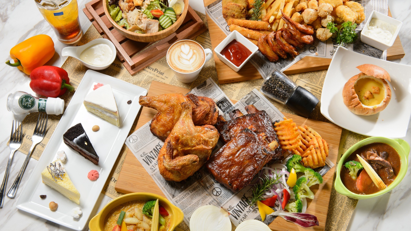 Аппетитный натюрморт еды из фаст фуда на столе