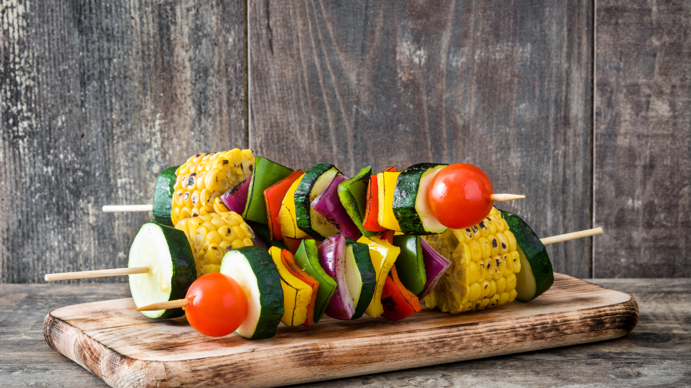 Аппетитный овощной шашлык на разделочной доске
