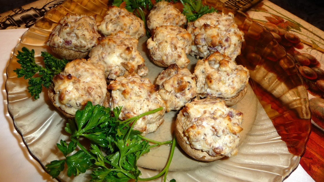 Шампиньоны фаршированные мясом с зеленью петрушки