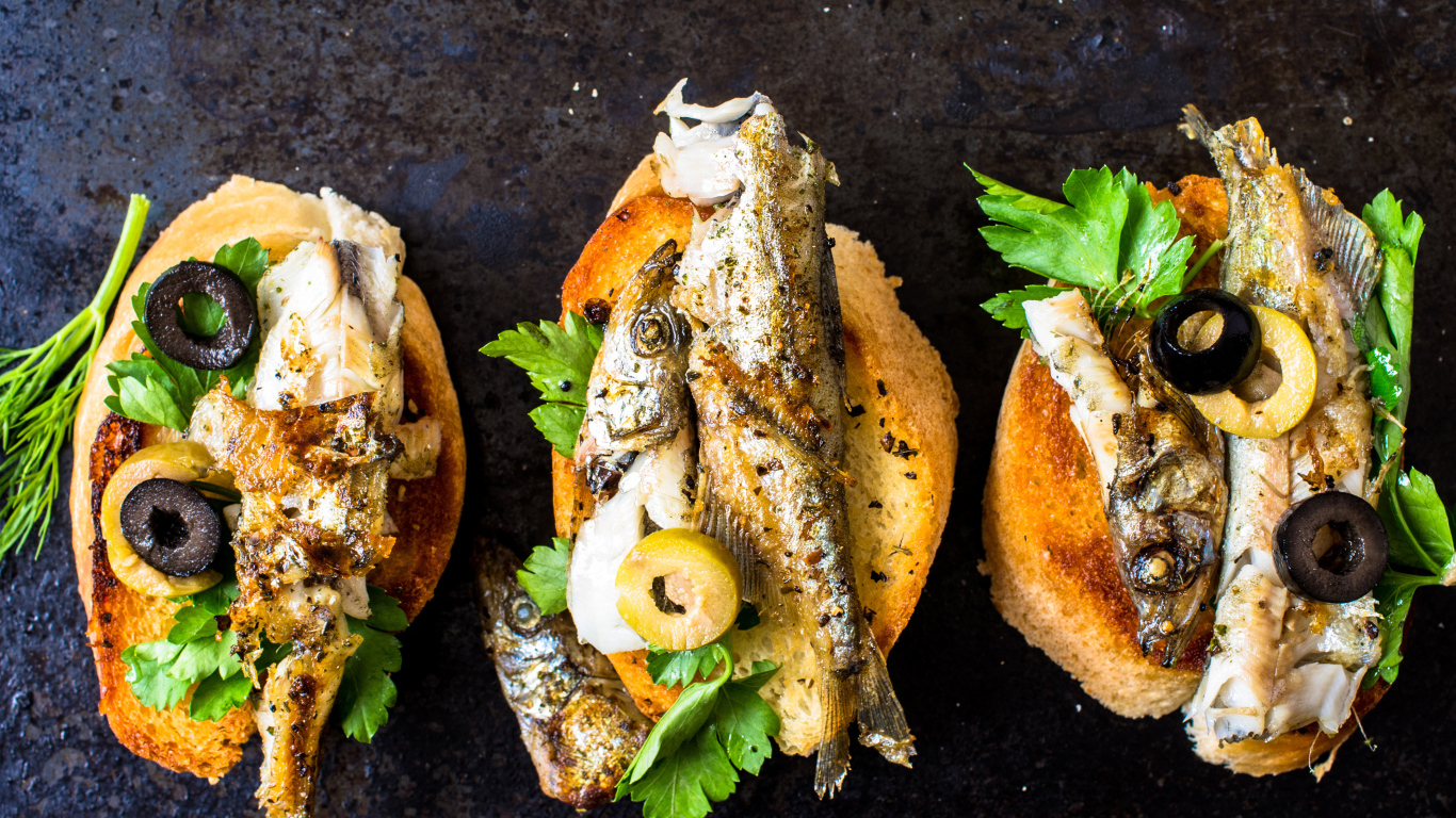 Гренки с жареной рыбой, оливками и зеленью