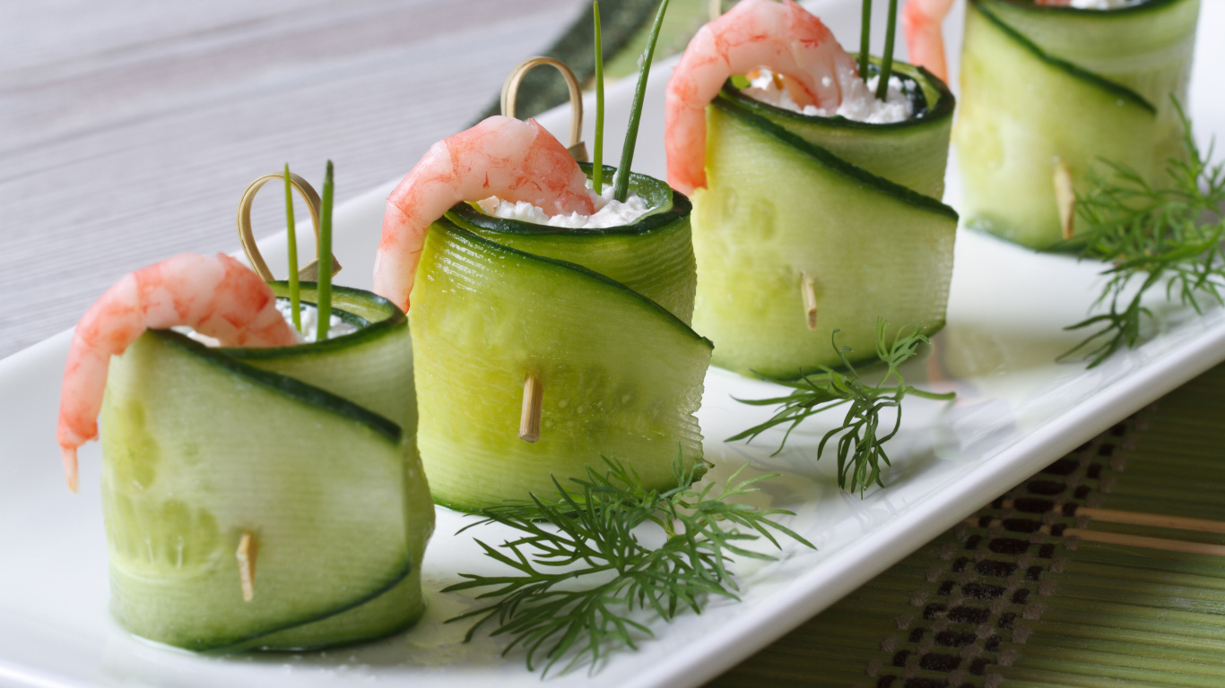 Роллы из огурца с креветками и зеленью 