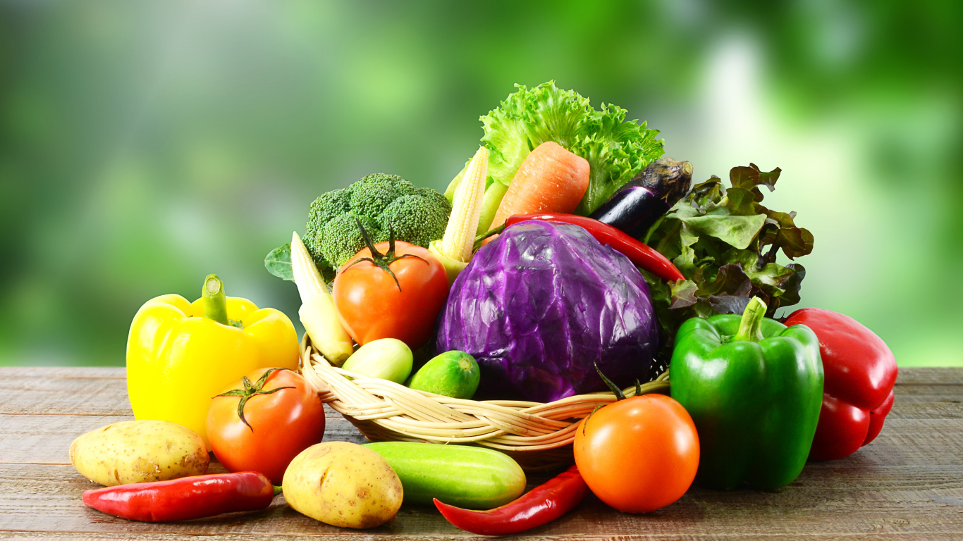 Свежие овощи в корзинке на столе