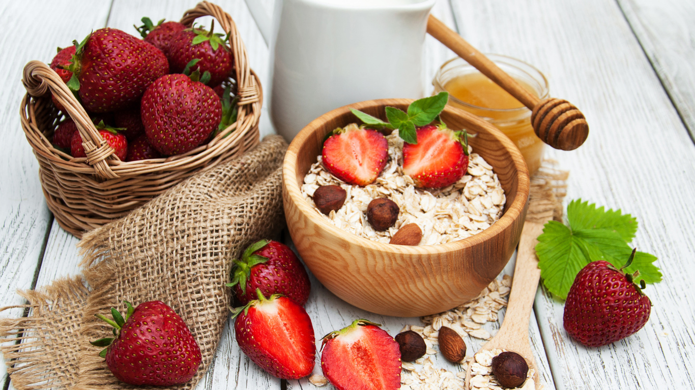 Овсяные хлопья с молоком и свежей клубникой на завтрак 