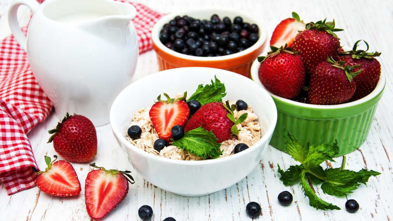 Овсяные хлопья и свежая клубника на завтрак 