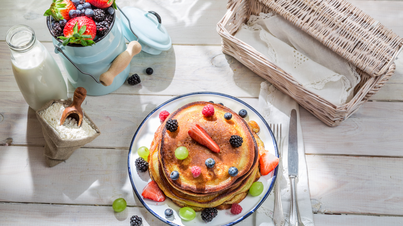 Оладьи с ягодами и молочными продуктами на завтрак 