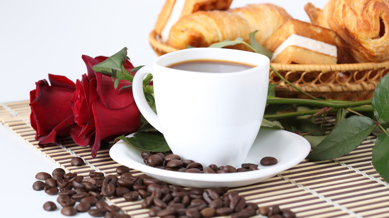 Романтический завтрак, кофе с выпечкой и красные розы 